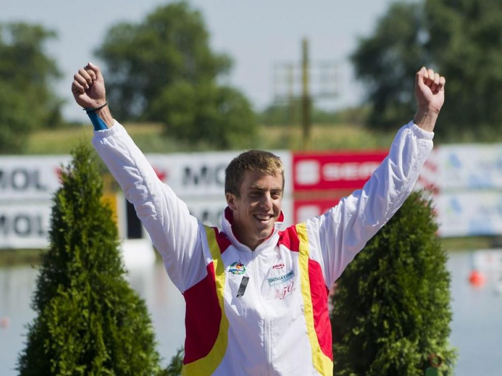 El español Alfonso Benavides celebra con su medalla de bronce durante la carrera C1 200m