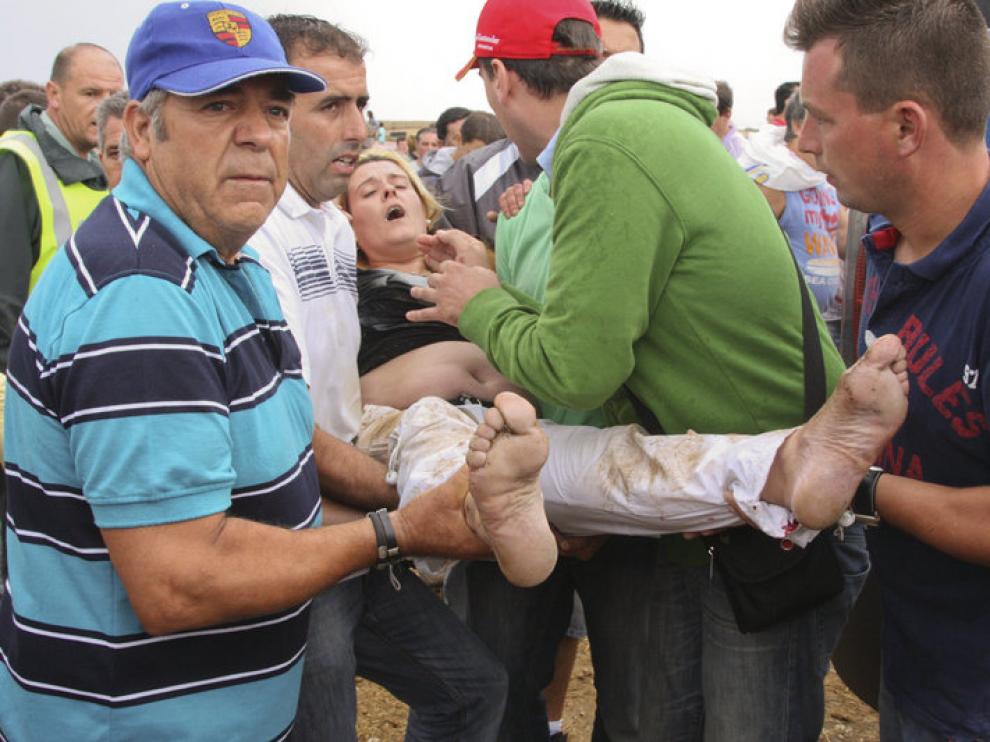 Traslado de uno de los heridos en el encierro de Fuenteguinaldo