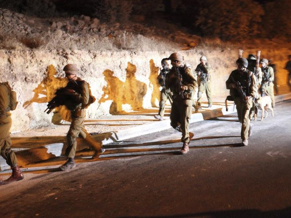 Soldados israelíes en una operación durante la noche