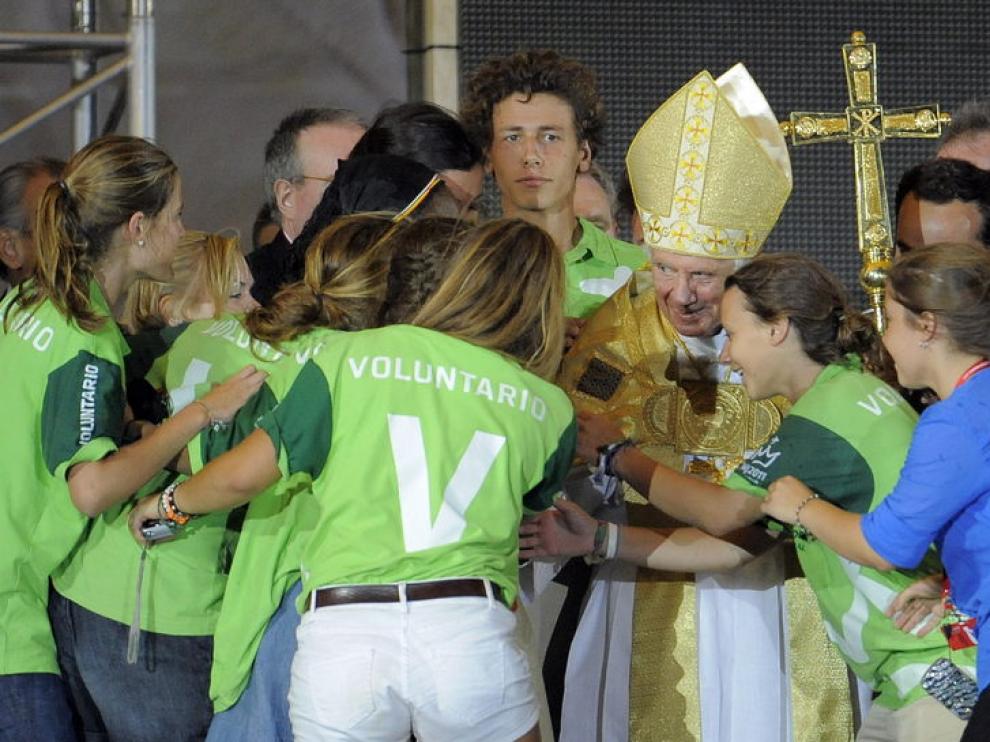 Un grupo de voluntarias de la JMJ saluda al Pontífice durante la vigilia en Cuatro Vientos