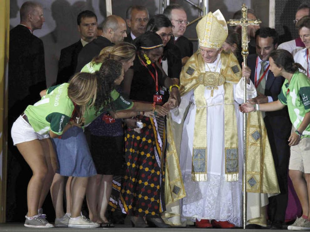 Benedicto XVi con varios jóvenes en Madrid en 2011