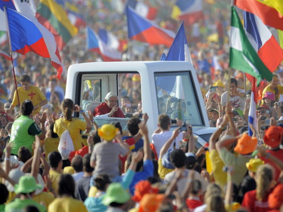 El Papa saluda a los jóvenes a su llegada al aeródromo
