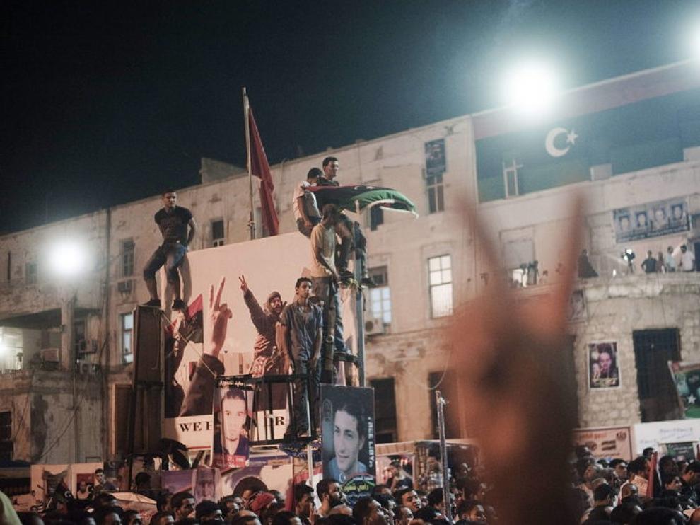 Cientos de personas celebran el ataque de los rebeldes a la capital libia