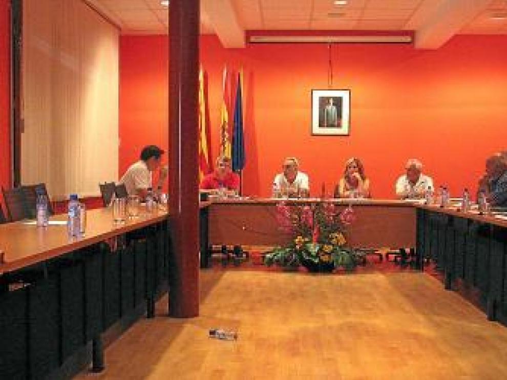 A la izquierda, solo se quedó el portavoz socialista.