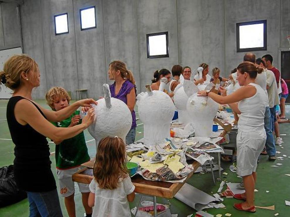 Los niños de Laluenga, ayer en el taller de cabezudos.