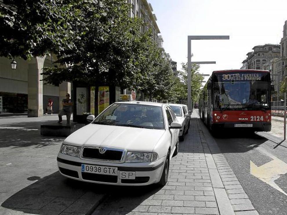 Los transportistas quieren mantener sus rutas por el paseo de la Independencia, por donde además circulan autobuses urbanos.