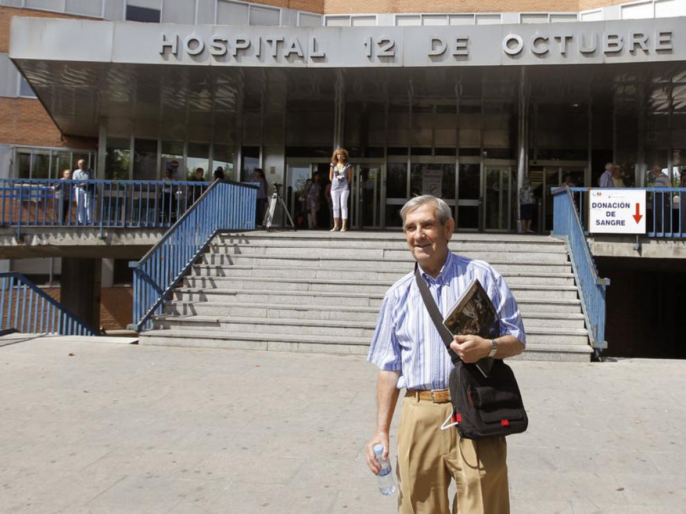 Pedro Antonio Pérez, ante el hospital donde le implantaron un corazón artificial permanente