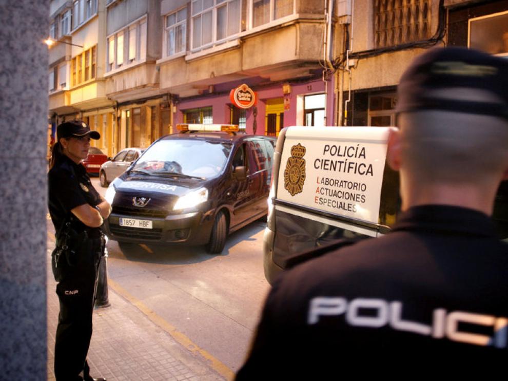 La policía acordonó la vivienda donde se produjeron los hechos
