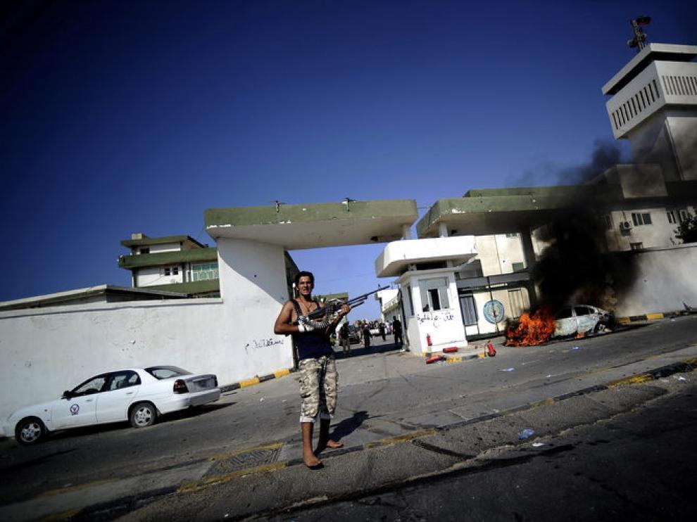 Rebeldes armados en las puertas de una academia militar en Trípoli
