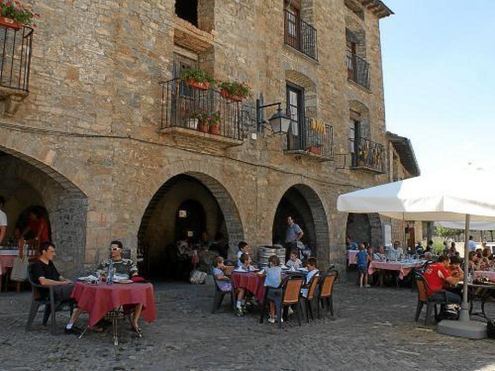 Los restaurantes de la plaza mayor de Aínsa estaban prácticamente llenos ayer al mediodía.