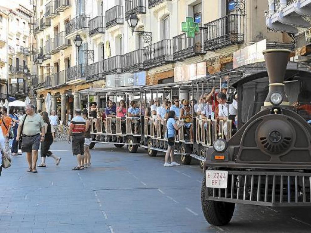 El tren turístico al completo en la plaza del Torico.