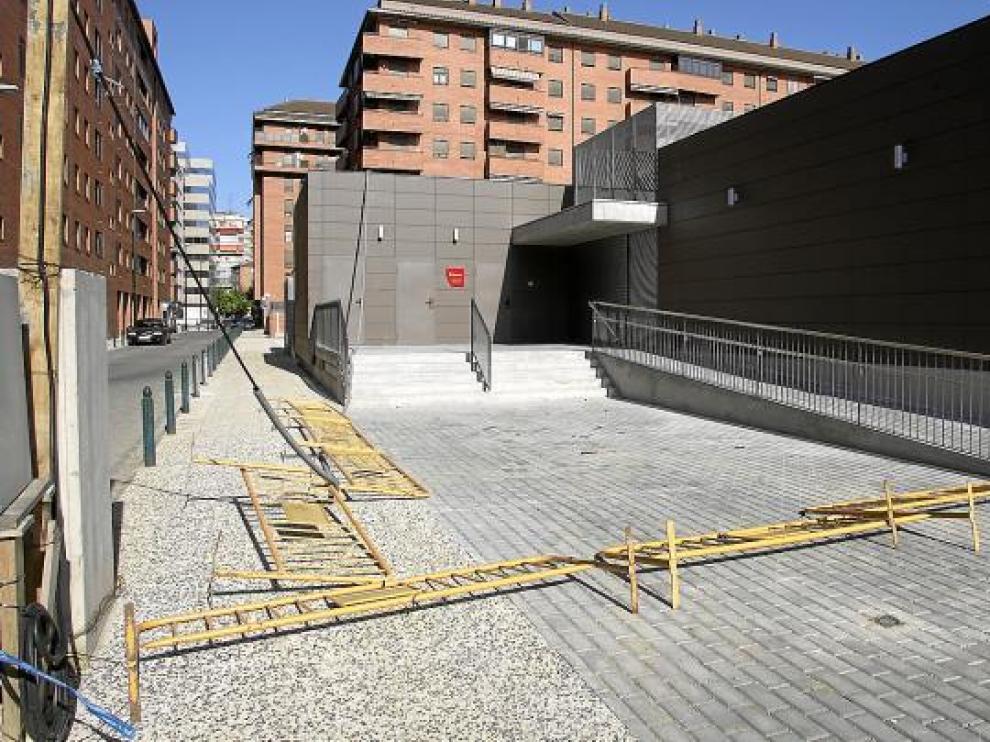 Media docena de vallas, derribadas, protegen la nueva escuela infantil del parque Bruil.