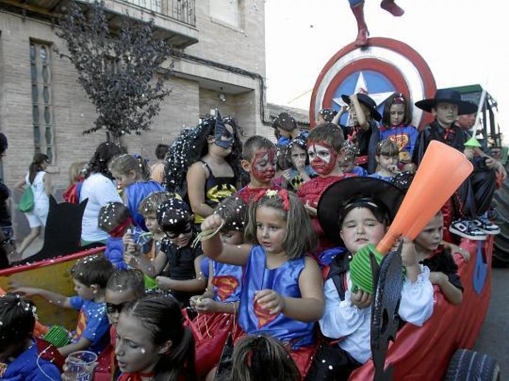 Los superhéroes del municipio también salieron a desfilar.