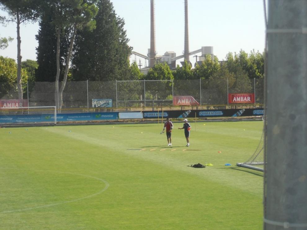 Charla de Javier Aguirre con Toni Doblas durante el entrenamiento