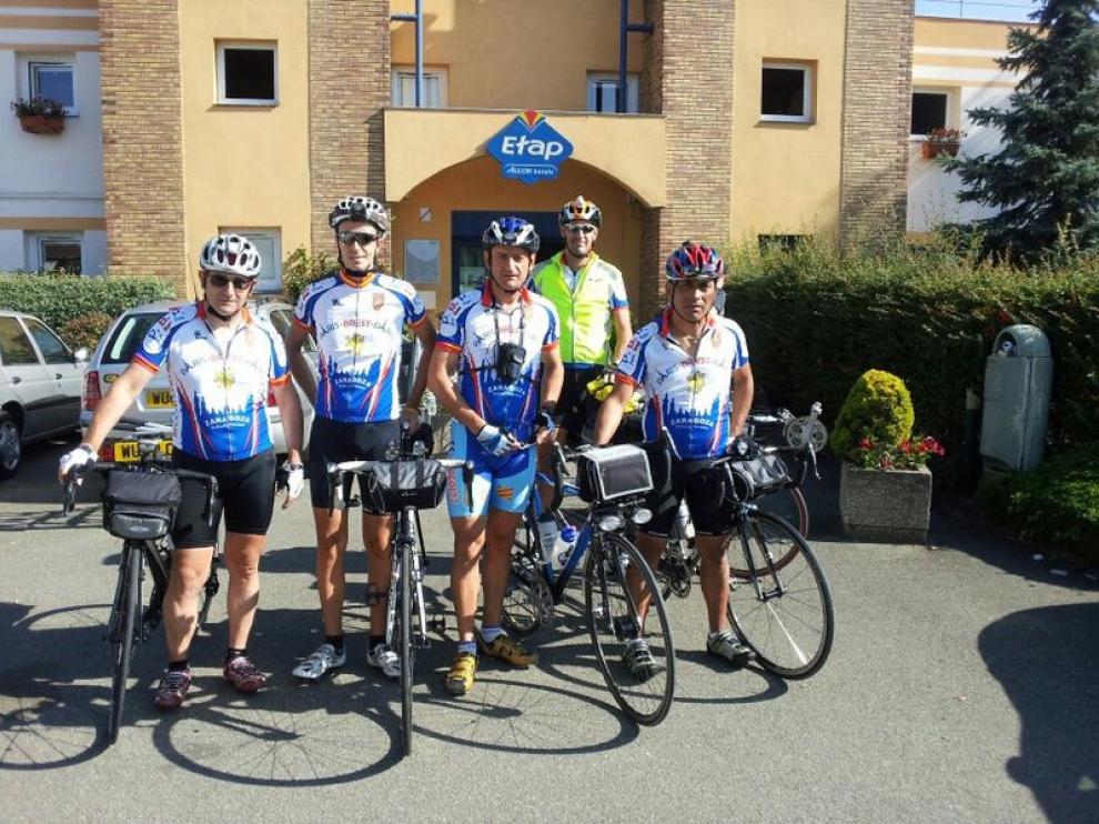 Los corredores del Club Ciclista Aragonés, instantes antes de comenzar a pedalear