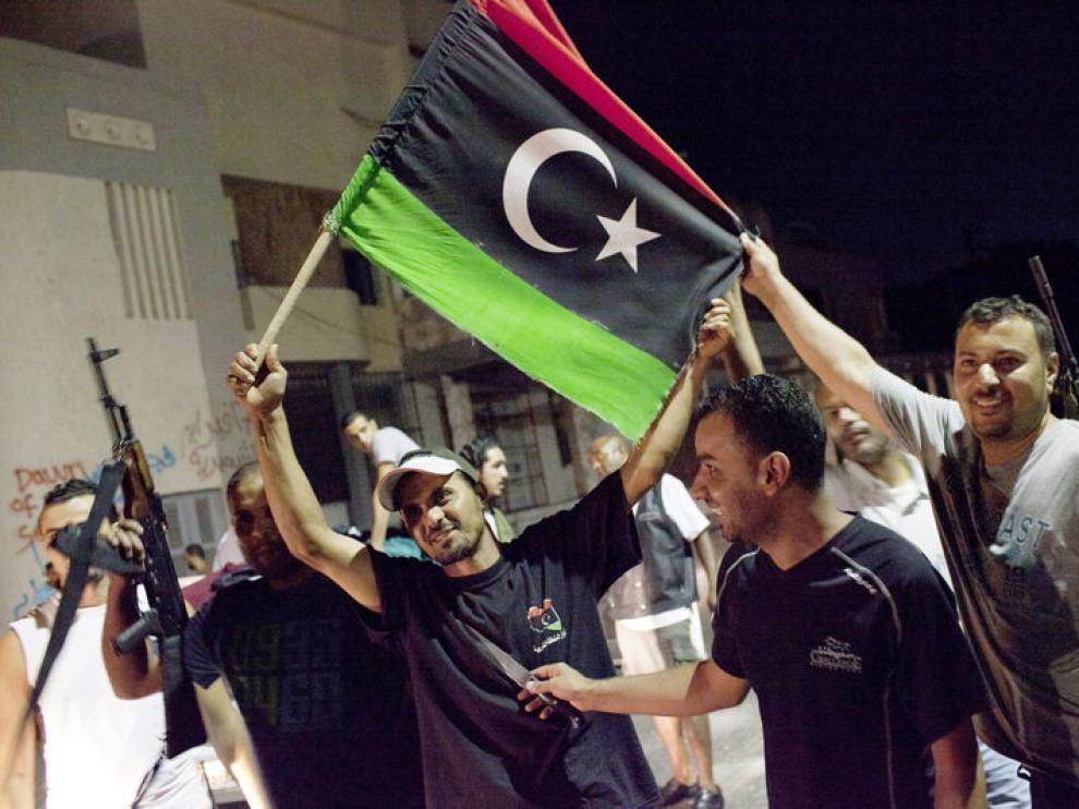 Un grupo de rebeldes durante su entrada a Trípoli