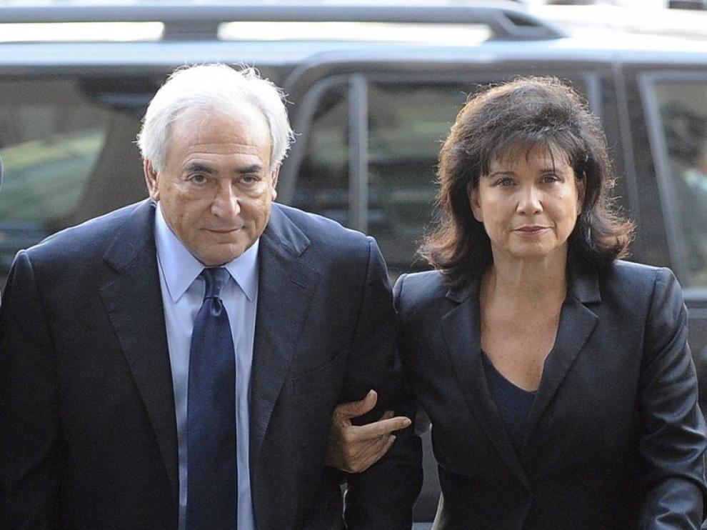 Strauss-Kahn, junto a su mujer.