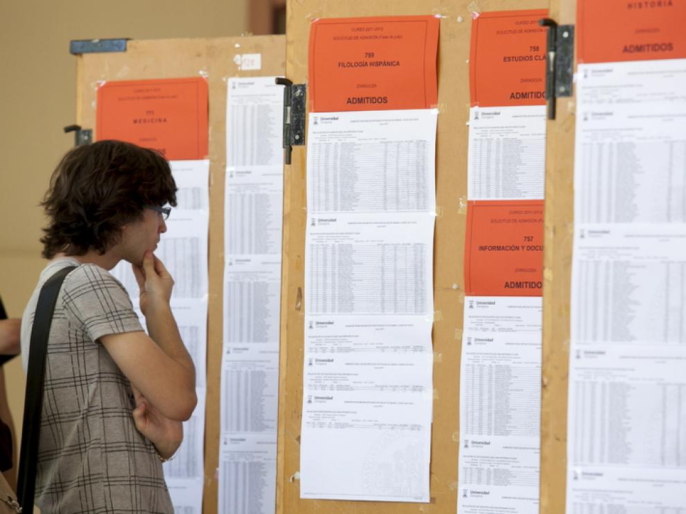 Un joven, frente a las listas de la Selectividad