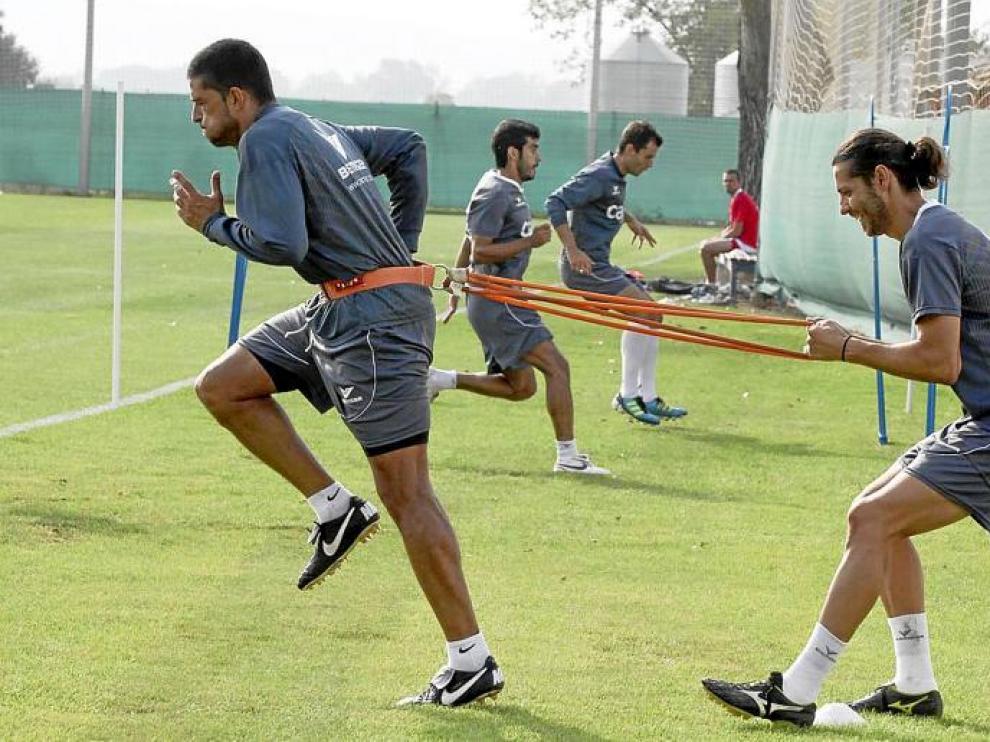 Tariq se quiere salir otra vez este año. En la imagen, Ochoa lo sujeta en un ejercicio de fuerza en el entrenamiento de ayer.