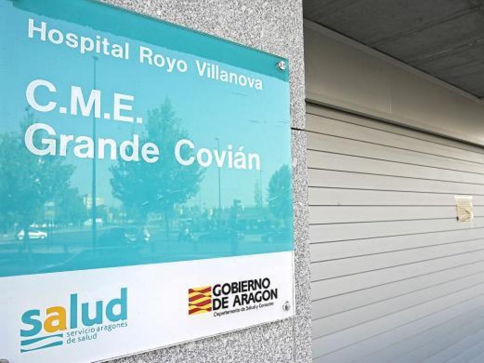 Las puertas del centro de especialidades Grande Covián, ayer por la tarde, cerradas al público.