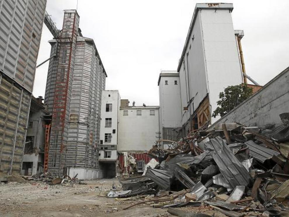 Estructuras metálicas acumuladas en el interior de la fábrica de Harinas Porta.