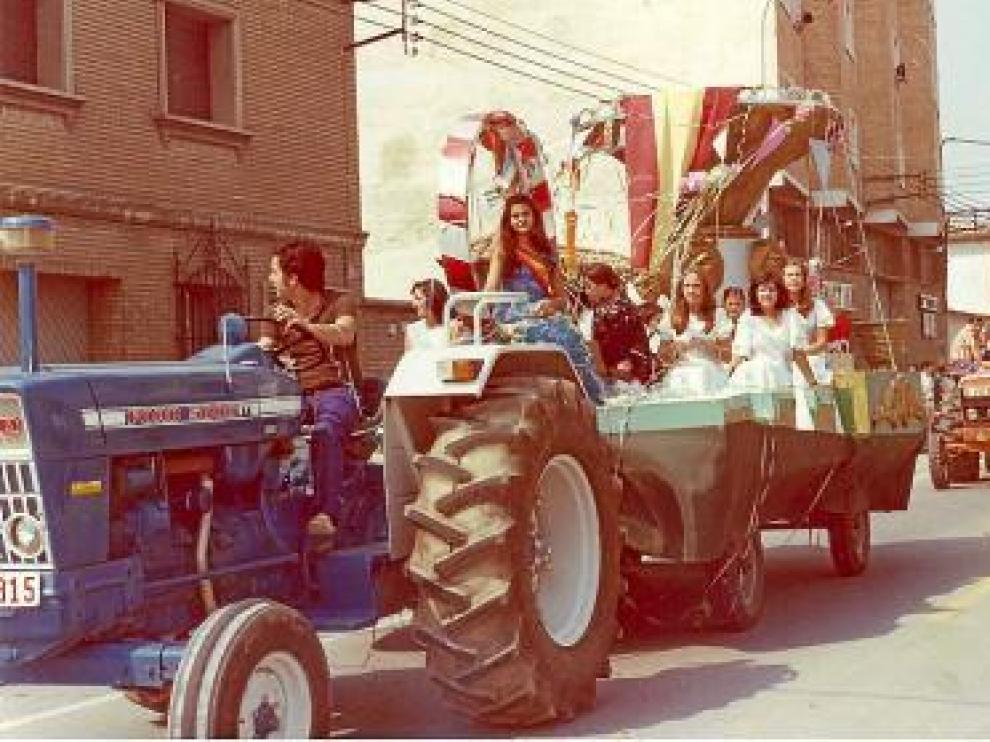 Las reinas de fiestas de 1974, en una foto de la exposición.