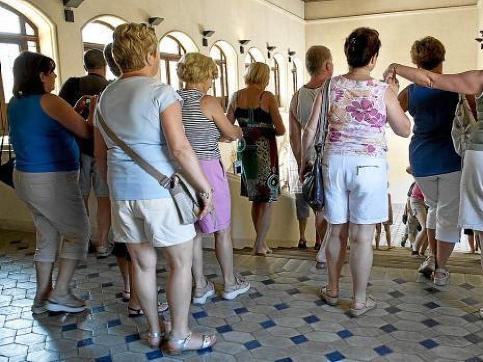 Imagen de archivo de un grupo de turistas visitando el palacio de La Aljafería