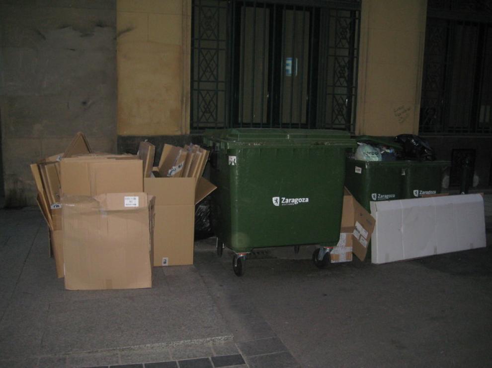 Un contenedor en una céntrica calle zaragozana