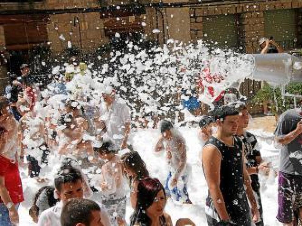 Un cañón nunca fue tan divertido: el de espuma de Mazaleón.