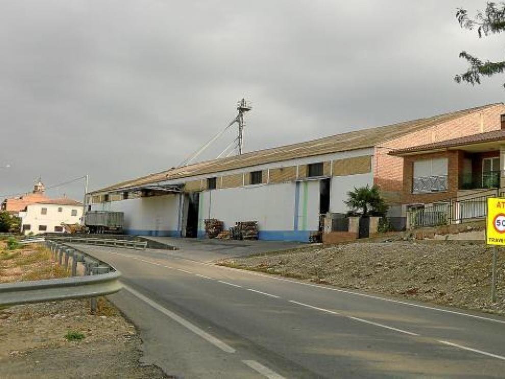 El almacén que ha suscitado las quejas ciudadanas se encuentra en pleno casco urbano.