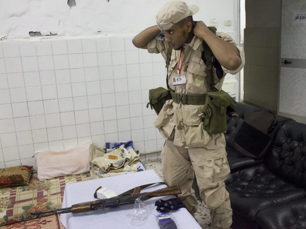 Un rebelde libio se prepara para patrullar por las calles de Trípoli