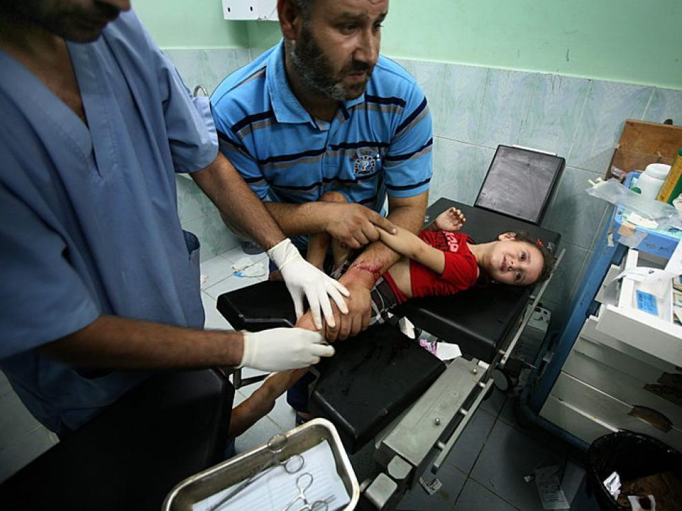 Una niña herida en los ataques israelínes es atendida en un hospital