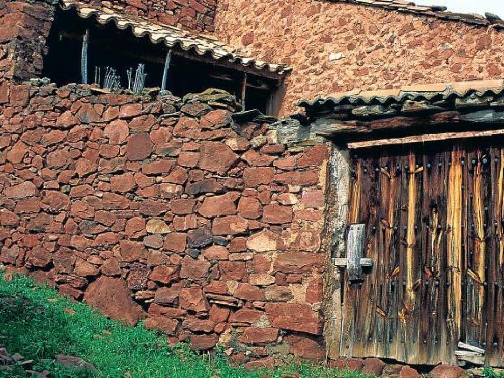 Corrales y pajares construidos con piedra de rodeno.