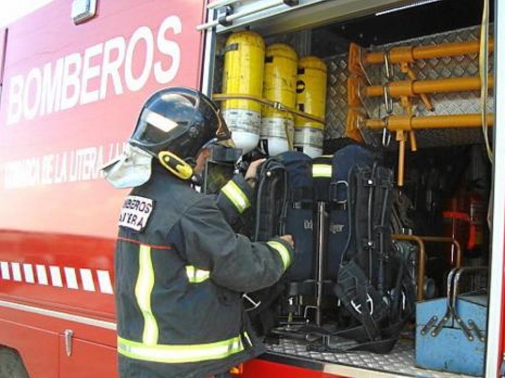 Un bombero del parque de La Litera, revisando ayer los equipos de respiración de la dotación.