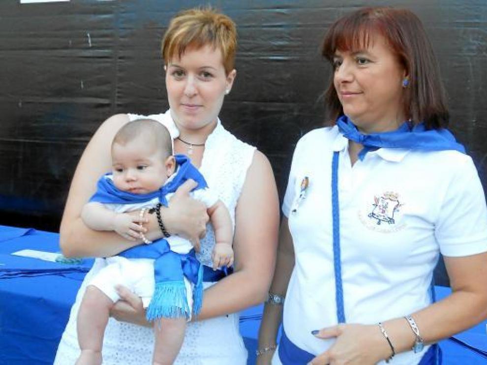 DiegoClemente, con el pañuelo, posa en brazos de su madre, Ester, junto a una amiga, ayer.