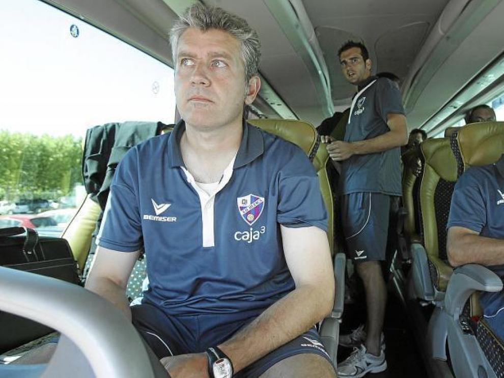 Ángel Royo, concentrado, en el asiento del autobús azulgrana, antes de partir hacia Sabadell.
