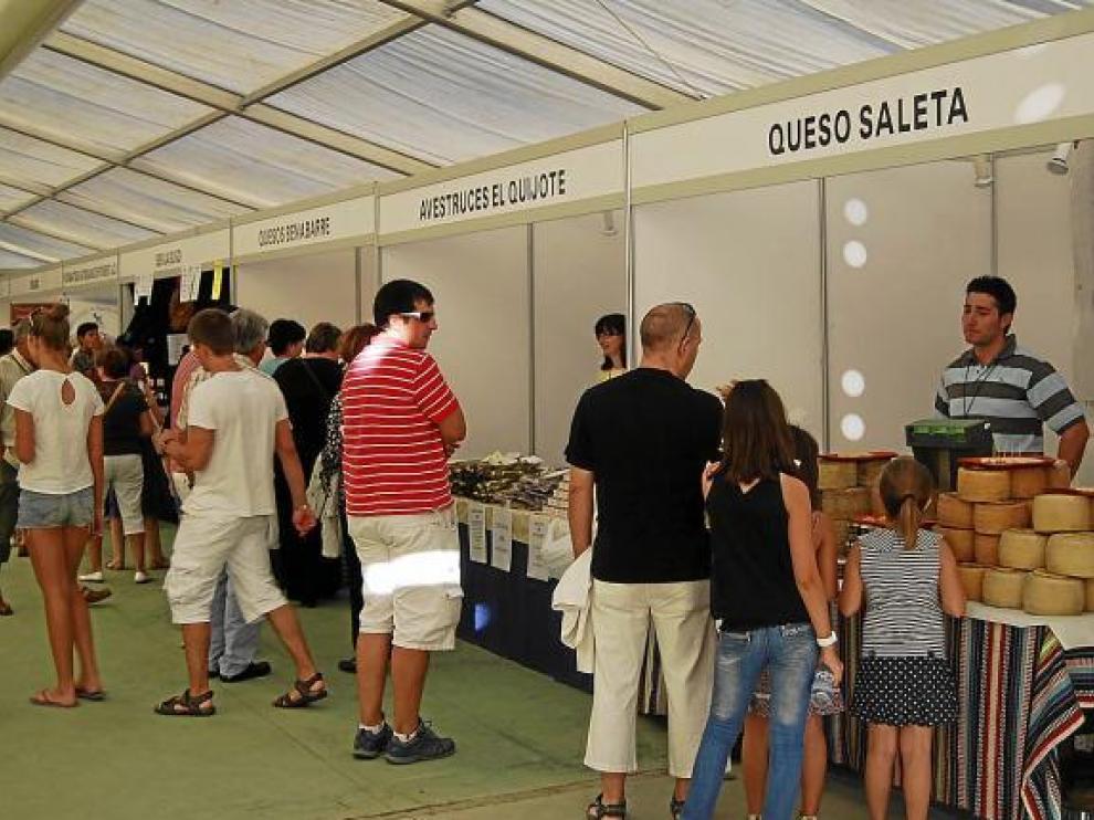 Decenas de vecinos y visitantes se acercaron ayer a la primera jornada de la feria.