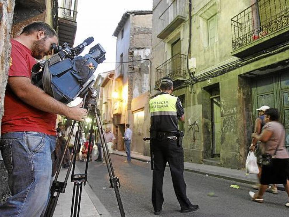 La Policía Local participó junto con los bomberos y técnicos municipales en el desalojo.