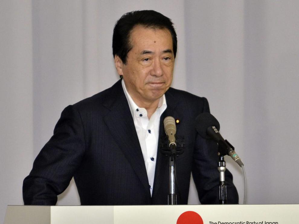 Naoto Kan atiende a la prensa.