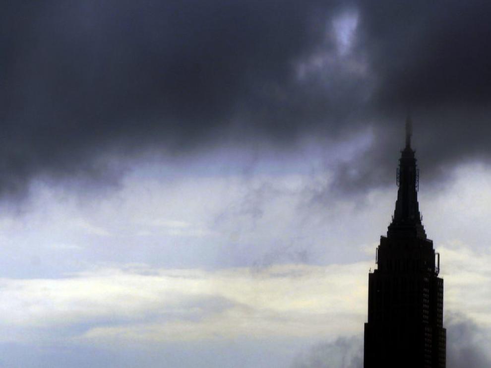 Nubes oscuras anuncian lluvias en el cielo de Manhattan antes de la llegada del huracán