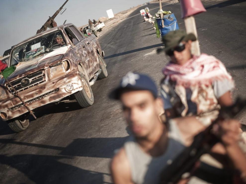 Imagen de archivo de rebeldes libios armados cerca de un enclave petrolífero