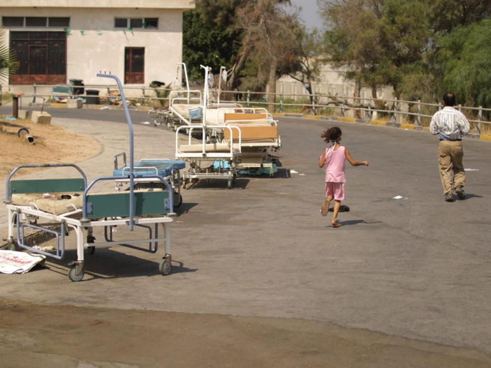 Camas vacías ante las puertas de un hospital de Trípoli