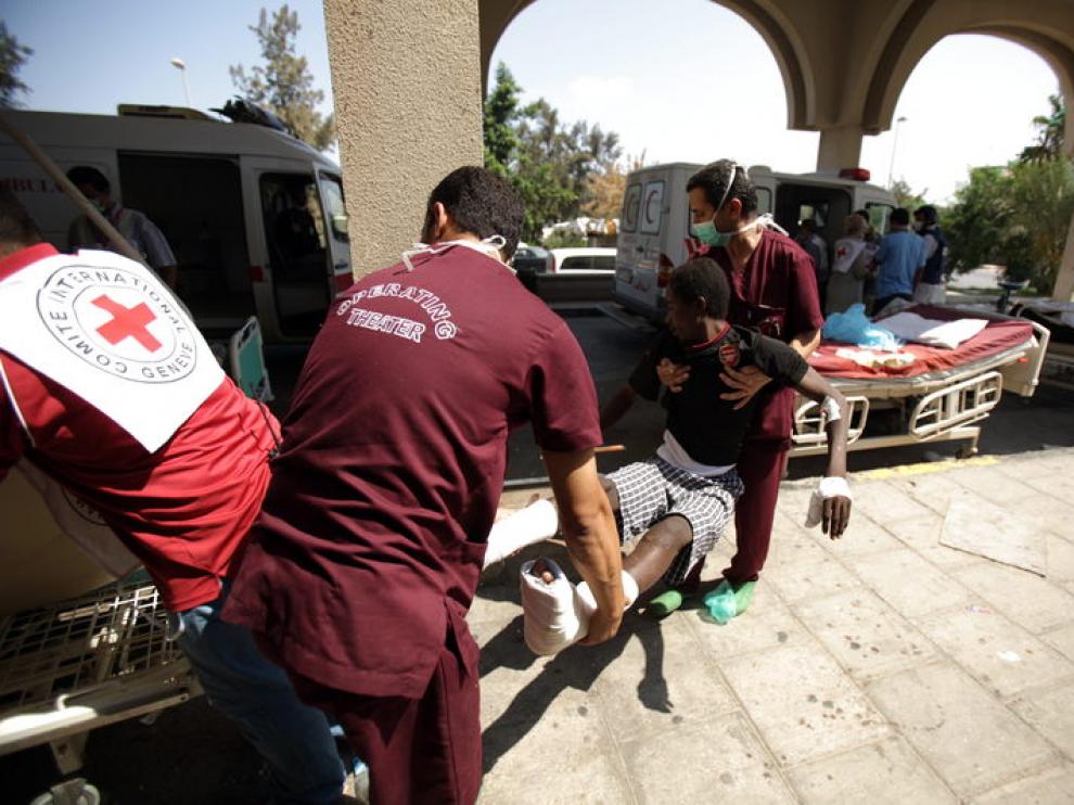Un herido llega al hospital. Los centros sanitarios están prácticamente desabastecidos