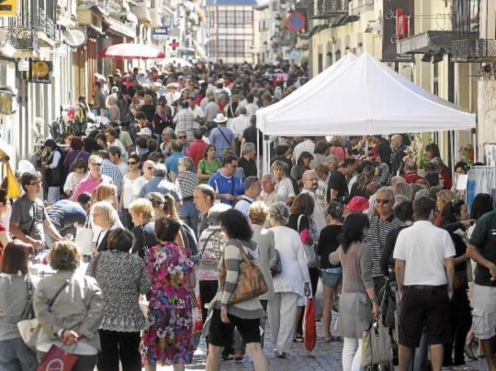 Los puestos de los comerciantes consiguieron llenar ayer las calles de Jaca.