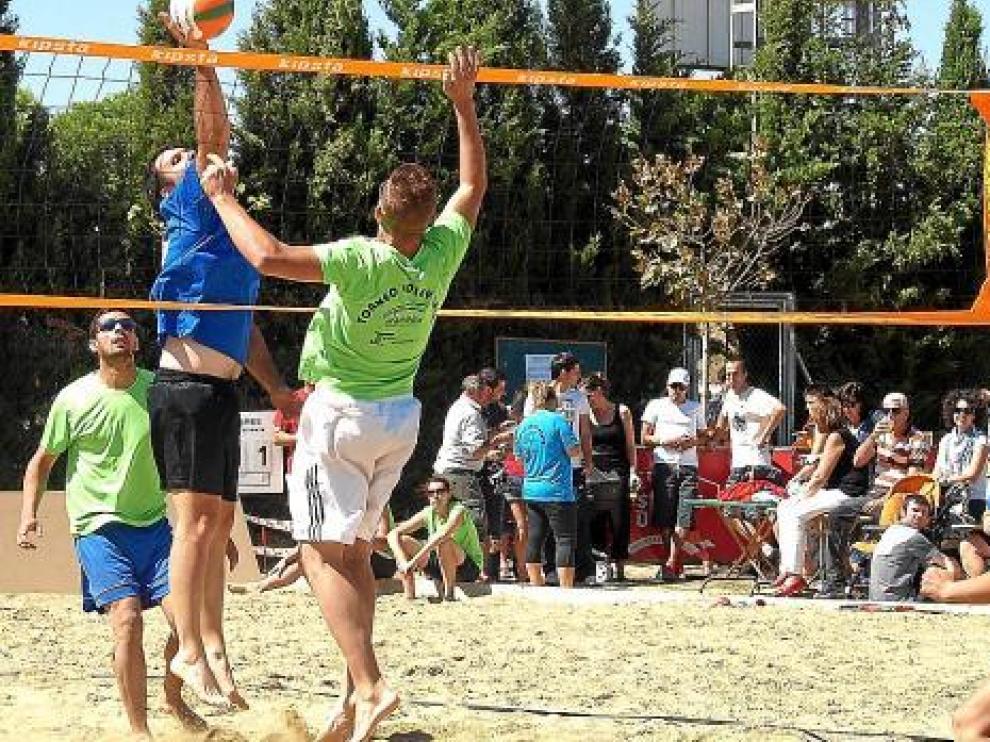 Uno de los partidos disputados sobre un campo especial con 160 toneladas de arena de playa.