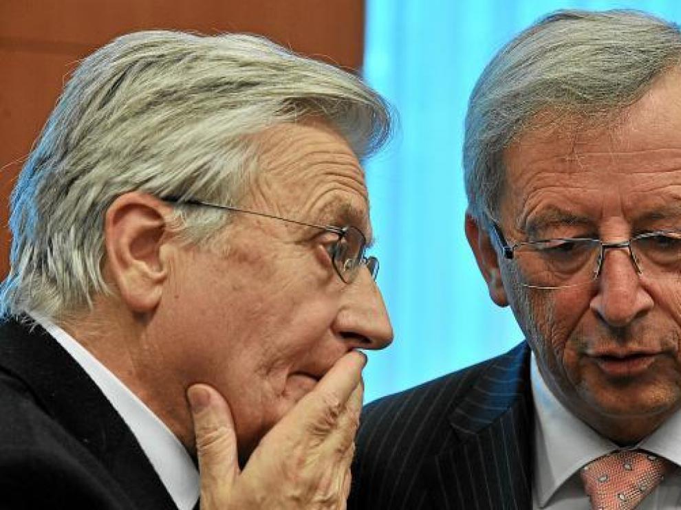 El presidente del BCE, Trichet, conversa con el del Eurogrupo, Juncker, el 14 de junio en Bruselas.