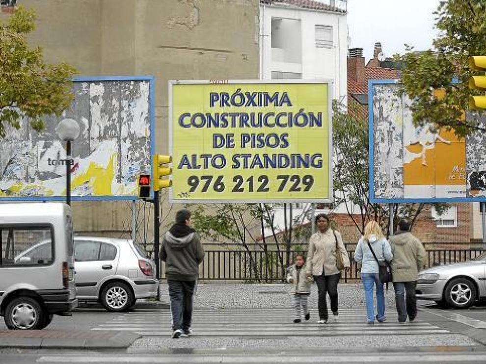 La crisis inmobiliaria ha dejado carteles como este en toda en Zaragoza, esperando a los pisos.