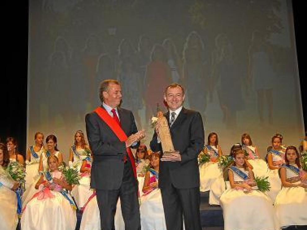 Cosculluela y Fumanal, delante de las damas de fiestas.