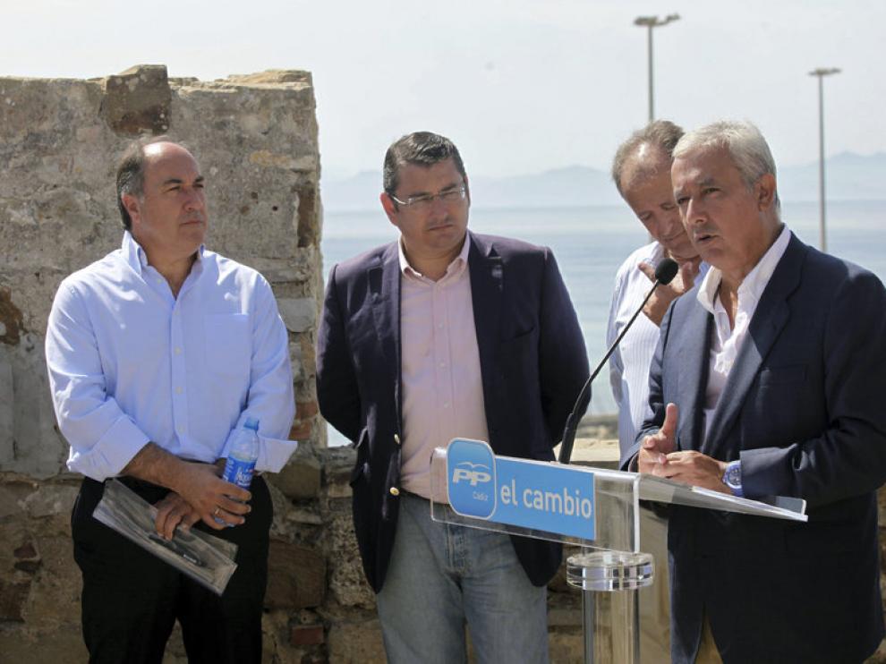 El presidente del PP andaluz, Javier Arenas, durante su visita a Tarifa