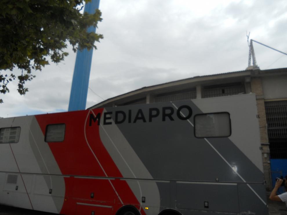 Camión de Mediapro aparcado en el exterior de La Romareda